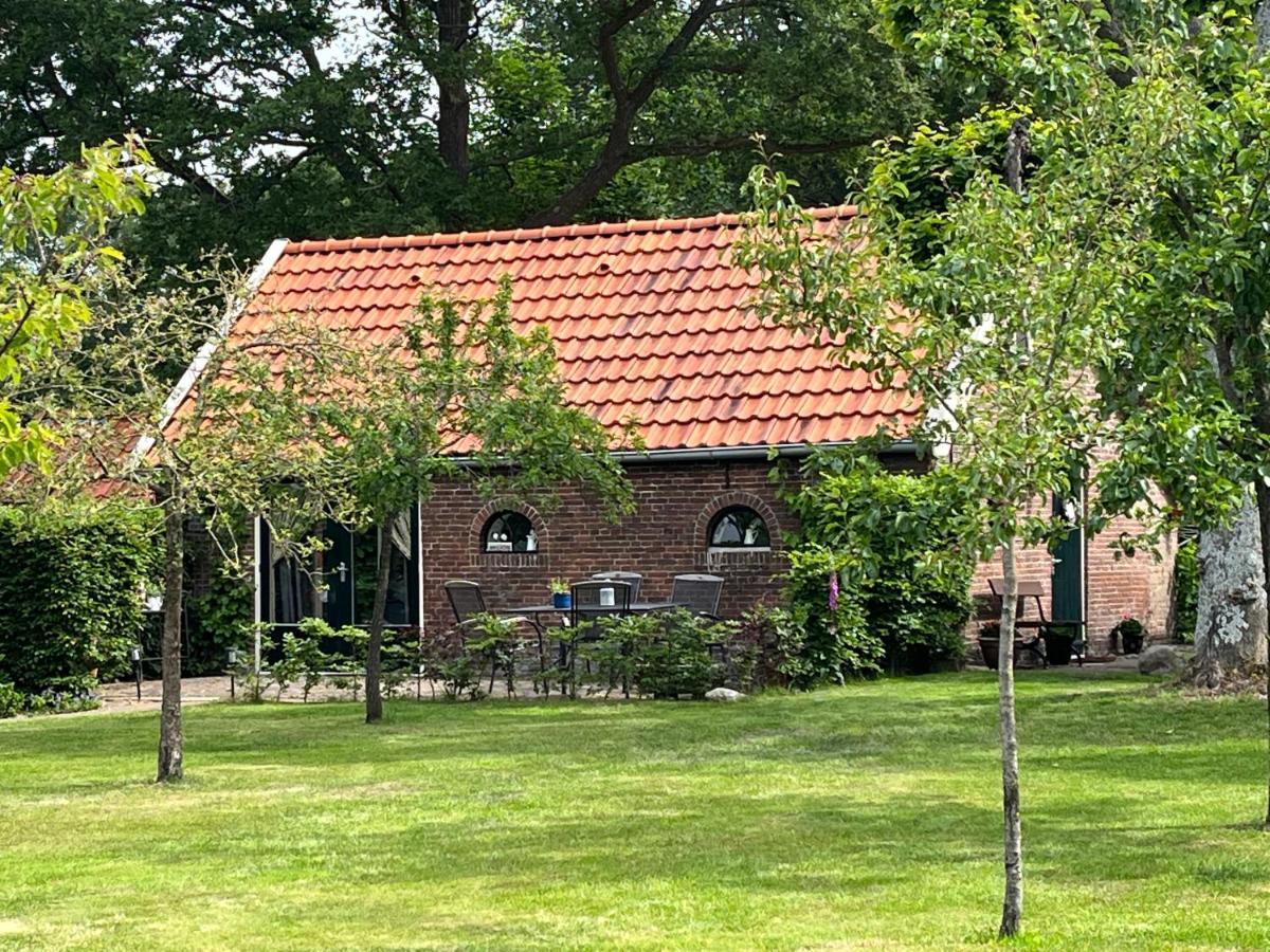 Landelijk Gelegen Huisje Op Erf Veeningen Bagian luar foto