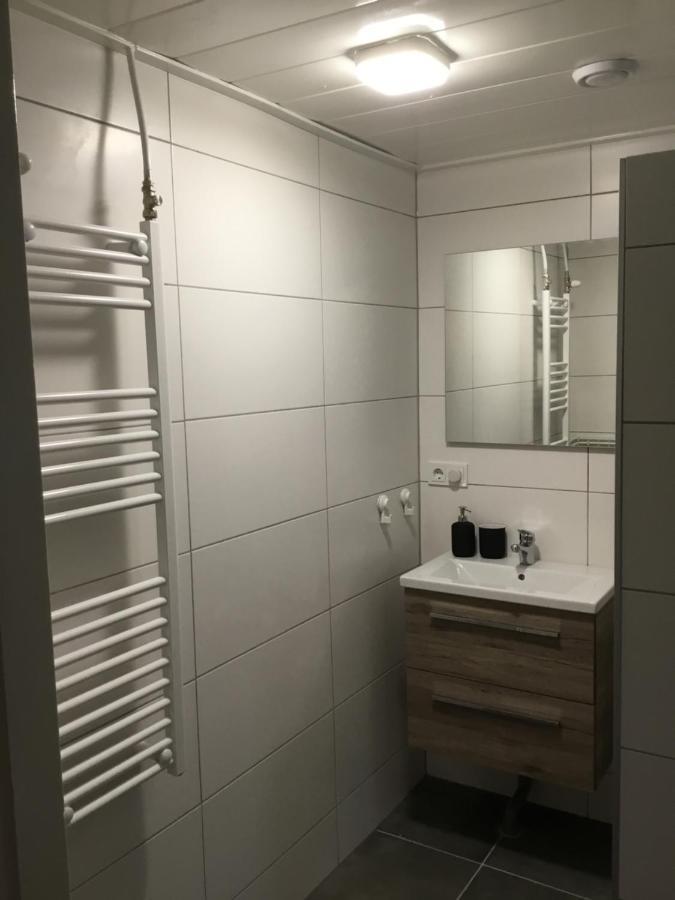 Landelijk Gelegen Huisje Op Erf Veeningen Bagian luar foto